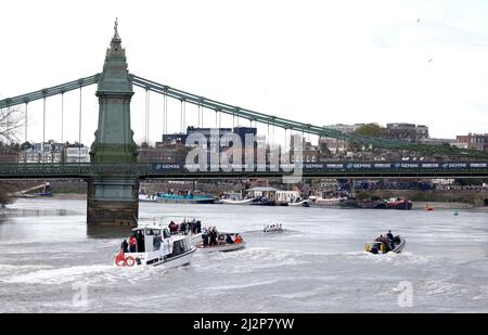 L'équipe féminine de Cambridge dirige l'équipe féminine d'Oxford lors de la course de bateaux pour femmes 76th, en passant devant le pont Hammersmith sur la Tamise à Londres. Date de la photo: Dimanche 3 avril 2022. Banque D'Images