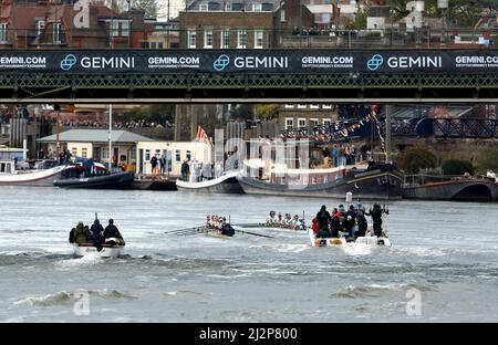 L'équipe féminine de Cambridge dirige l'équipe féminine d'Oxford lors de la course de bateaux pour femmes 76th, en passant devant le pont Hammersmith sur la Tamise à Londres. Date de la photo: Dimanche 3 avril 2022. Banque D'Images