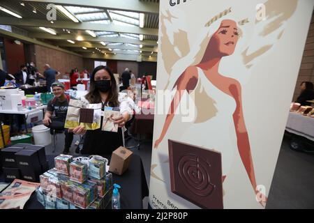 San Francisco, États-Unis. 2nd avril 2022. Une exposant présente ses produits au salon international du chocolat 14th de San Francisco à San Francisco, aux États-Unis, le 2 avril 2022. Credit: Liu Yilin/Xinhua/Alay Live News Banque D'Images