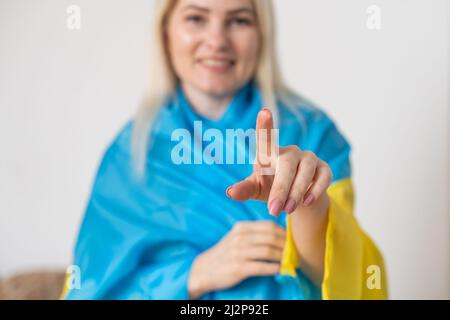 femme et drapeau de l'ukraine. Faire preuve de soutien et de solidarité pour l'Ukraine. Banque D'Images