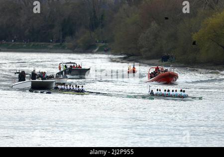 L'équipe de bateaux féminine de Cambridge (à droite) dirige l'équipe féminine d'Oxford lors de la course de bateaux féminine 76th sur la Tamise, à Londres. Date de la photo: Dimanche 3 avril 2022. Banque D'Images