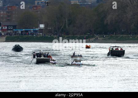 L'équipe de bateaux féminine de Cambridge (à droite) dirige l'équipe féminine d'Oxford lors de la course de bateaux féminine 76th sur la Tamise, à Londres. Date de la photo: Dimanche 3 avril 2022. Banque D'Images