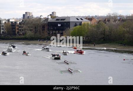 L'équipe féminine de Cambridge (en bas) dirige la Women's 76th Women's Boat Race avec Oxford second sur la Tamise, Londres. Date de la photo: Dimanche 3 avril 2022. Banque D'Images