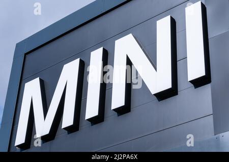 Helsinki / Finlande - 3 AVRIL 2022 : gros plan du logo Cooper Mini contre un ciel bleu Banque D'Images