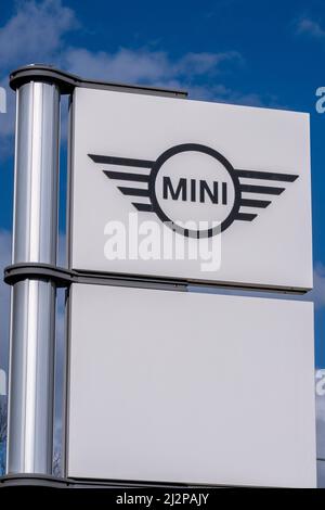 Helsinki / Finlande - 3 AVRIL 2022 : gros plan du logo Cooper Mini contre un ciel bleu Banque D'Images