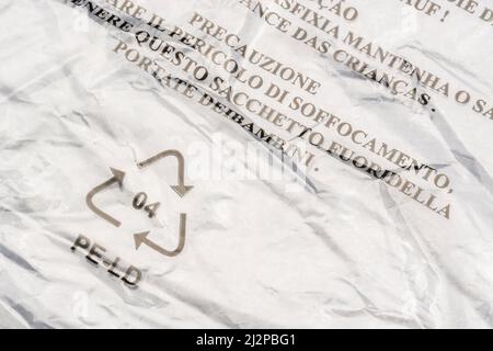 Danger de suffocation avertissement (italien) sur le sac LDPE / polyéthylène basse densité. Pour la sécurité des enfants, symbole Mobius de recyclage du plastique. Banque D'Images