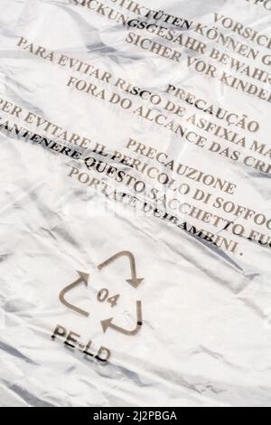 Danger de suffocation avertissement (italien) sur le sac LDPE / polyéthylène basse densité. Pour la sécurité des enfants, symbole Mobius de recyclage du plastique. Banque D'Images