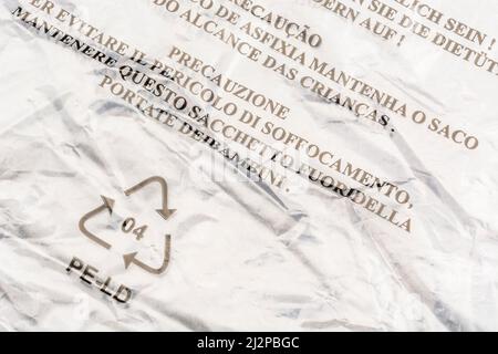 Danger de suffocation avertissement (italien) sur le sac LDPE / polyéthylène basse densité. Pour la sécurité des enfants, symbole Mobius de recyclage du plastique. Banque D'Images