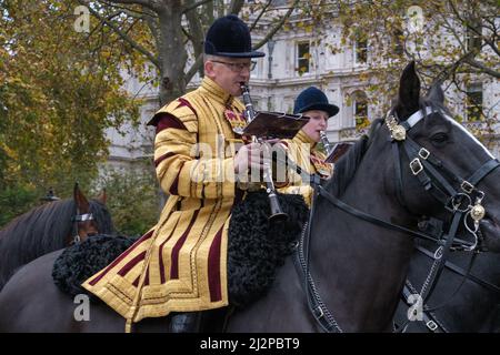Gros plan de 2 membres de la bande de la cavalerie de la maison jouant des clarinettes à cheval au Lord Mayor’s Show 2021 Victoria Embankment, Londres. Banque D'Images