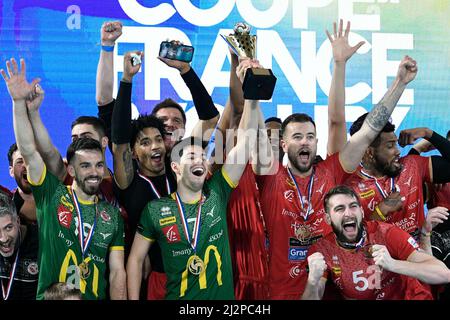 L'équipe De Chaumont Célèbre La Victoire Avec Le Trophée Lors De La ...