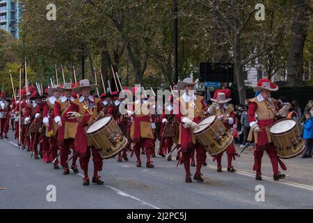 The Company of Pikemen and Musketeers HAC jouant des tambours de snare lors de leur marche au Lord Mayor’s Show, 2021 à Victoria Embankment, Londres, Angleterre, Royaume-Uni Banque D'Images