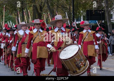 The Company of Pikemen and Musketeers HAC jouant des tambours de snare lors de leur marche au Lord Mayor’s Show, 2021 à Victoria Embankment, Londres, Angleterre, Royaume-Uni Banque D'Images