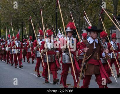 The Company of Pikemen and Musketeers HAC lors de leur marche dans le Lord Mayor’s Show, 2021 à Victoria Embankment, Londres, Angleterre, Royaume-Uni Banque D'Images