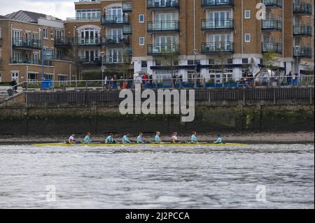 Londres, Royaume-Uni. 03rd avril 2022. Cambridge s’échauffe peu avant la course en bateau des femmes Gemini. La course en bateau est une course annuelle d'aviron entre les universités d'Oxford et de Cambridge et se déroule chaque année sur une bande de 6,8 km (4,2 miles) de la Tamise, entre Putney et Mortlake, West London, Royaume-Uni. La course de bateaux pour femmes est devenue une compétition côte à côte en 1935, avant laquelle les courses étaient des compétitions de style autant que de vitesse. Les difficultés financières ont stoppé la course en 1950s, mais elle a été maintenue en permanence depuis 1964. Crédit : Michael Preston/Alay Live News Banque D'Images