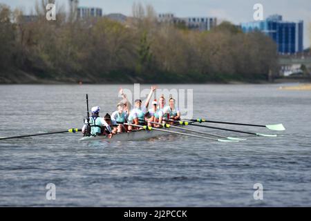 Londres, Royaume-Uni. 03rd avril 2022. Cambridge célèbre après avoir remporté la course de bateau Gemini Women’s. Cambridge a remporté la course en un temps record pour prolonger sa série de victoires à cinq ans. Ils ont battu Oxford de plus de deux longueurs et en 18mins 22secs, et Cambridge a maintenant gagné 46 éditions de la course à Oxford 30. La course en bateau est une course annuelle d'aviron entre les universités d'Oxford et de Cambridge et se déroule chaque année sur une bande de 6,8 km (4,2 miles) de la Tamise, entre Putney et Mortlake, West London, Royaume-Uni. Crédit : Michael Preston/Alay Live News Banque D'Images