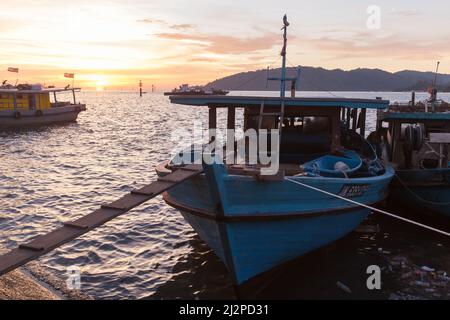 Kota Kinabalu, Malaisie - 23 mars 2019 : bateaux de pêche amarrés près du marché aux poissons KK au coucher du soleil Banque D'Images