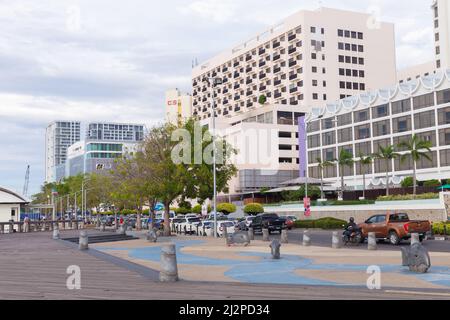 Kota Kinabalu, Malaisie - 23 mars 2019: Kota Kinabalu vue sur la rue, les gens ordinaires marchent dans la rue Banque D'Images