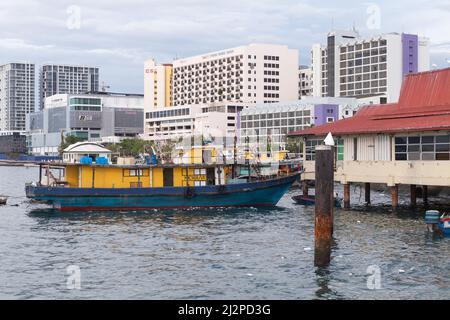 Kota Kinabalu, Malaisie - 23 mars 2019 : les bateaux à moteur sont amarrés près du marché aux poissons KK, transport public bon marché entre les îles de Malaisie Banque D'Images