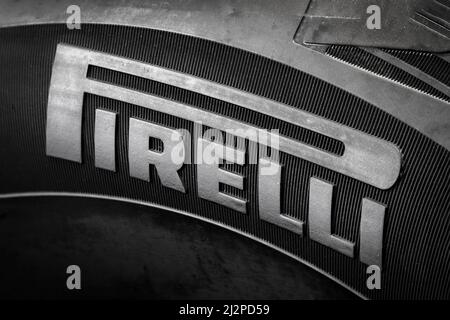 Krasnoyarsk russie , 2022 avril 2 : gros plan du logo Pirelli sur le flanc du pneu noir. Banque D'Images