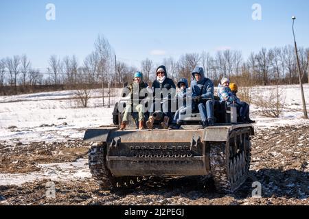 Saint-Pétersbourg, Russie - 27 mars 2022 : des enfants non identifiés avec leurs parents se mettent à bord d'une arme automotrice allemande de la Seconde Guerre mondiale. Militar Banque D'Images