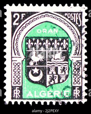 MOSCOU, RUSSIE - 13 MARS 2022: Timbre-poste imprimé en Algérie montre des armoiries d'Oran, série de manteaux d'armes des villes algériennes, vers 1947 Banque D'Images