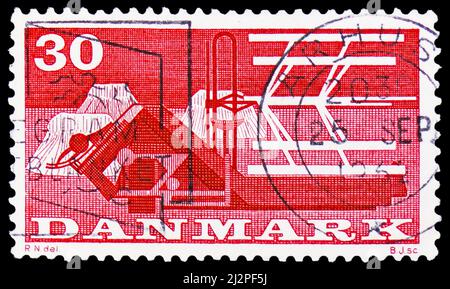 MOSCOU, RUSSIE - 13 MARS 2022 : le timbre-poste imprimé au Danemark montre la moissonneuse-batteuse, première série du salon de l'alimentation danois, vers 1960 Banque D'Images