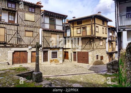Place avec maisons de construction typique de montagne dans la ville médiévale de la Alberca, Salamanque. Banque D'Images