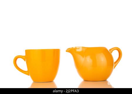 Une tasse en céramique avec un pot à lait, en gros plan, isolée sur un fond blanc. Banque D'Images