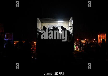 Non exclusif: ZAPORIZHHIA, UKRAINE - 1 AVRIL 2022 - les silhouettes des évacués de Melitopol temporairement occupé sont photographiées après leur traque Banque D'Images