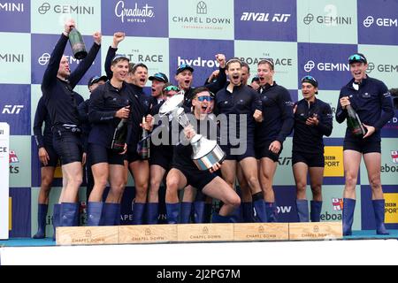 L'équipe de bateaux Oxford pour hommes célèbre le trophée après avoir remporté la course de bateaux pour hommes 167th sur la Tamise, à Londres. Date de la photo: Dimanche 3 avril 2022. Banque D'Images