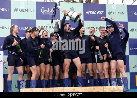 L'équipe de bateaux Oxford pour hommes célèbre le trophée après avoir remporté la course de bateaux pour hommes 167th sur la Tamise, à Londres. Date de la photo: Dimanche 3 avril 2022. Banque D'Images