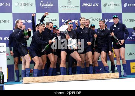 L'équipe de bateaux Oxford pour hommes célèbre le trophée après avoir remporté la course de bateaux pour hommes 167th sur la Tamise, à Londres. Date de la photo: Dimanche 3 avril 2022. Banque D'Images