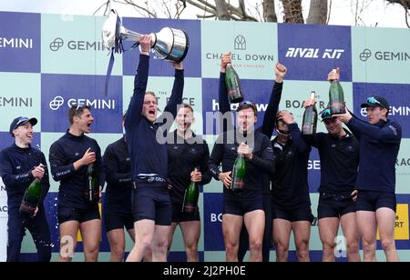 Martin Barakso, président de l'équipe de bateaux d'Oxford pour hommes, célèbre avec le trophée après avoir remporté la course de bateaux pour hommes de 167th sur la Tamise, à Londres. Date de la photo: Dimanche 3 avril 2022. Banque D'Images