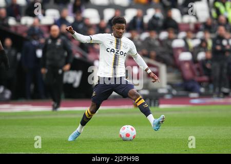 Londres, Royaume-Uni. 03rd avril 2022. Demarai Gray d'Everton contrôle le ballon lors du match de la Premier League entre West Ham United et Everton au stade de Londres, parc olympique Queen Elizabeth, Londres, Angleterre, le 3 avril 2022. Photo de Ken Sparks. Utilisation éditoriale uniquement, licence requise pour une utilisation commerciale. Aucune utilisation dans les Paris, les jeux ou les publications d'un seul club/ligue/joueur. Crédit : UK Sports pics Ltd/Alay Live News Banque D'Images