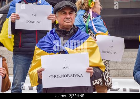 Londres, Royaume-Uni. 3rd avril 2022. Un manifestant tient un signe qui dit 'Je suis Chornobaivka'. Les manifestants ont organisé un rassemblement en faveur de l'Ukraine sur Trafalgar Square et ont tenu des panneaux indiquant les noms des villes ukrainiennes qui ont le plus souffert des attaques russes. Credit: Vuk Valcic/Alamy Live News Banque D'Images
