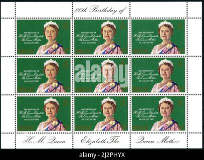 GIBRALTAR - VERS 1980 : un bloc de timbres postaux imprimé à Gibraltar, dédié à l'anniversaire de la reine mère Elizabeth, vers 1980 Banque D'Images