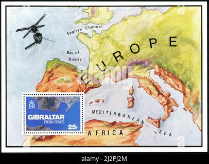 GIBRALTAR - VERS 1978 : bloc de timbres postaux imprimé à Gibraltar, montrant le détroit de Gibraltar vu de l'espace, vers 1978 Banque D'Images