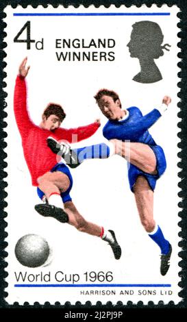 ROYAUME-UNI - VERS 1966 : timbre-poste imprimé en Angleterre, montrant des joueurs de football, des gagnants de la coupe du monde, vers 1966 Banque D'Images