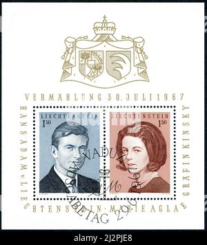 Un timbre postal imprimé au Liechtenstein, montrant le prince Hans Adam et la comtesse Marie Aglae Kinsky - Wedding, vers 1967 Banque D'Images