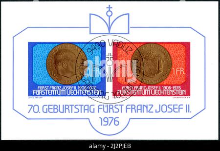 Un bloc de timbres postaux imprimé au Liechtenstein, dédié à l'anniversaire de Franz Joseph II, Prince du Liechtenstein en 70th. Banque D'Images