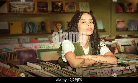 ZOE KRAVITZ en HAUTE FIDÉLITÉ (2020), réalisé par NATASHA LYONNE, JESSE PERETZ et JEFFREY REINER. Crédit : ABC SIGNATURE STUDIOS / Album Banque D'Images