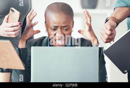 Arrêter le marquage. Photo d'une jeune femme d'affaires attirante assise dans le bureau et se sentant stressée pendant que ses collègues l'ont mise sous pression. Banque D'Images