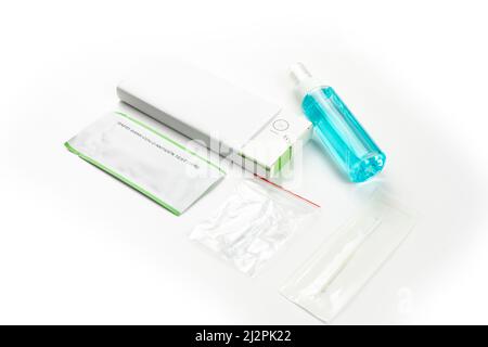 Résultat de test négatif Covid-19 avec kit de test rapide de l'antigène (ATK) du COV-2 du SRAS sur fond blanc avec espace de copie. Autodépistage du coronavirus infectiou Banque D'Images