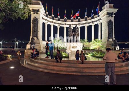 La Rotunda Hemicycle ou Hemicillo de la Rotonda sur le monument Malecon 2000 aux libérateurs Simon Bolivar et San Martin. Guayaquil Equateur Banque D'Images