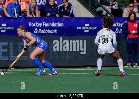 AMSTELVEEN, PAYS-BAS - AVRIL 3 : Renee van Laarhoven des pays-Bas en duel avec Olivia Bent-Cole des États-Unis lors du match de hockey FIH Pro League entre les pays-Bas et les États-Unis au stade de hockey Wagener le 3 avril 2022 à Amstelveen, pays-Bas (photo d'Andre Weening/Orange Pictures) Banque D'Images