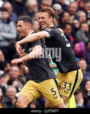 Fabian Schar, de Newcastle United, célèbre le premier but de son équipe avec Dan Burn (à droite) lors du match de la Premier League au Tottenham Hotspur Stadium, Londres. Date de la photo: Dimanche 3 avril 2022. Banque D'Images