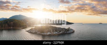 Vue panoramique aérienne de Rocky Island sur la côte ouest de l'océan Pacifique. Banque D'Images