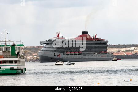 Portsmouth, Angleterre, Royaume-Uni. 2022. Harbour Spirit un ferry pour passagers Gosport et un bateau de croisière Valiant Lady a Virgin au départ du port de Portsmouth. Banque D'Images