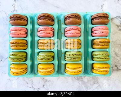 Macarons français colorés disposés en rangée Banque D'Images