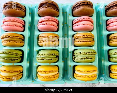 Macarons français colorés disposés en rangée Banque D'Images